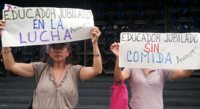 Maestros protestan frente al Ministerio de Educación en Caracas