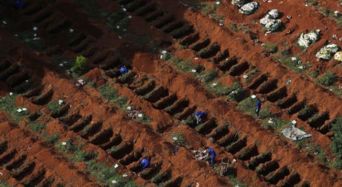Sepultureros cavan nuevas fosas en el cementerio Vila Formosa, en Sao Paulo. | Foto: Reuters
