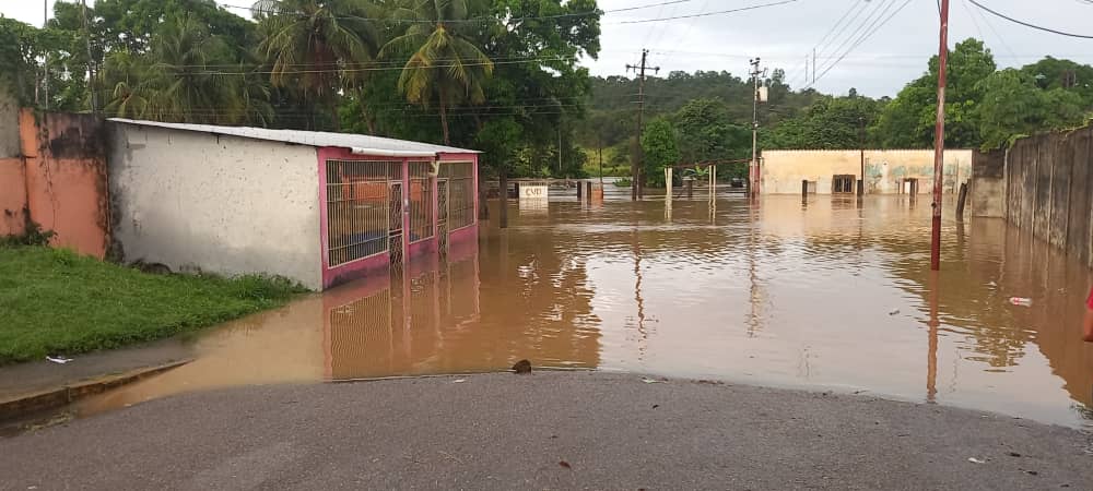 Vistazo de la inundación en una calle de Pozo Verde.